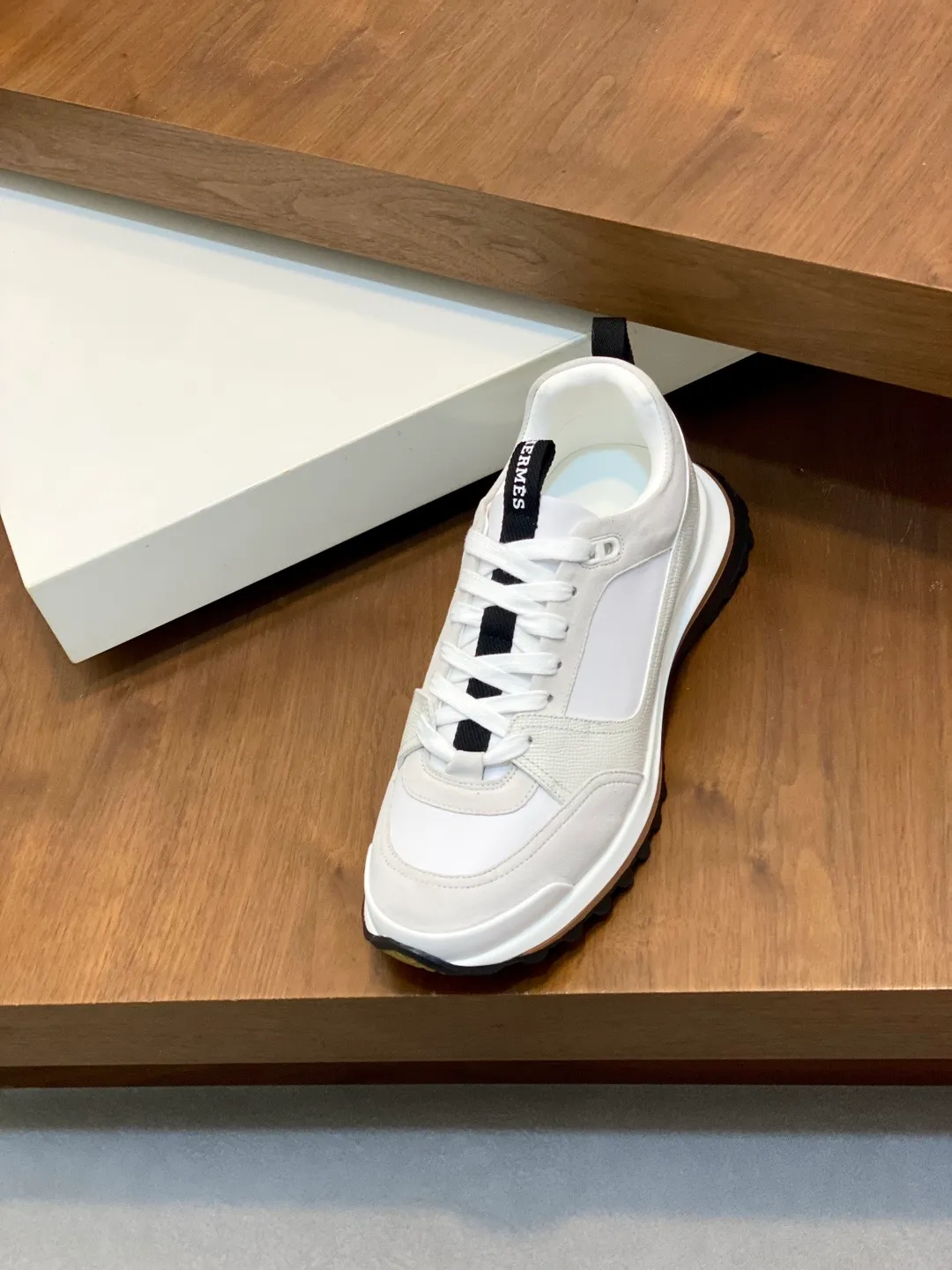 Men's men's shoes 💰700 HERMES/Hermès Leader sneakers! Tech twill, calfskin and suede goatskin sneakers featuring paneled multicolor twill, calfskin and suede. Lightweight geometric sole for a stylish urban look. Product details: White and orange rubber sole Black rubber sole with orange rubber insert Light natural leather insert White rubber toe cap Beige lambskin insole and lining Cotton strap, rubber lettering Sole height: 4cm Size: 39-40-41-42-43-44 (customized at 38.45)